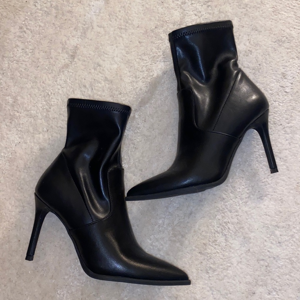 STEVE MADDEN Black Leather Booties